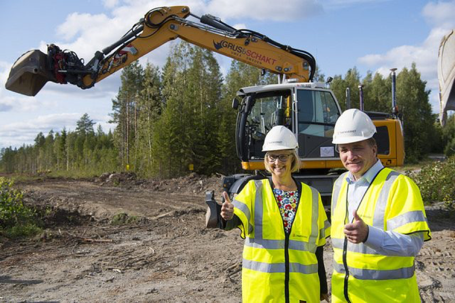 Statsminister Stefan Löfven (S) och Trafikverkets generaldirektör Lena Erixon invigde bygget med ett spadtag med var sin grävskopa. Foto: Patrick Trägårdh/Region Västerbotten