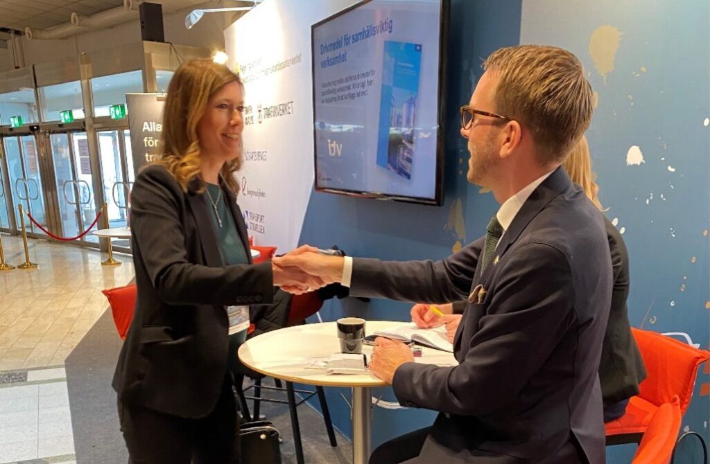 Martina Hellgren, Strateg samhällsplanering och infrastruktur, Region Dalarna skakar hand med Andreas Carlson, infrastrukturminister.