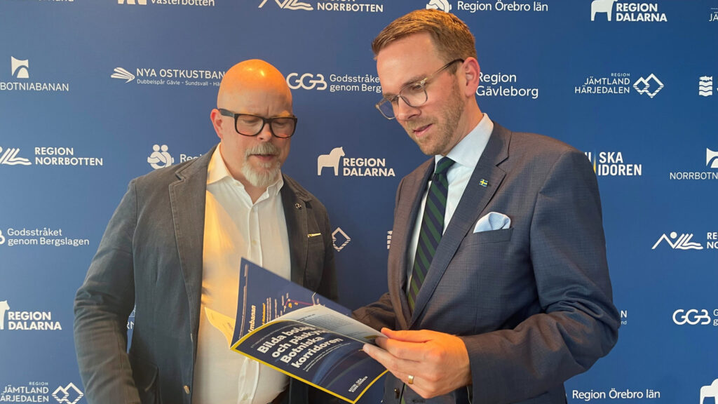Henric Fuchs, verksamhetsledare Botniska korridoren tillsammans med infrastruktur- och bostadsminister Andreas Carlson (KD).